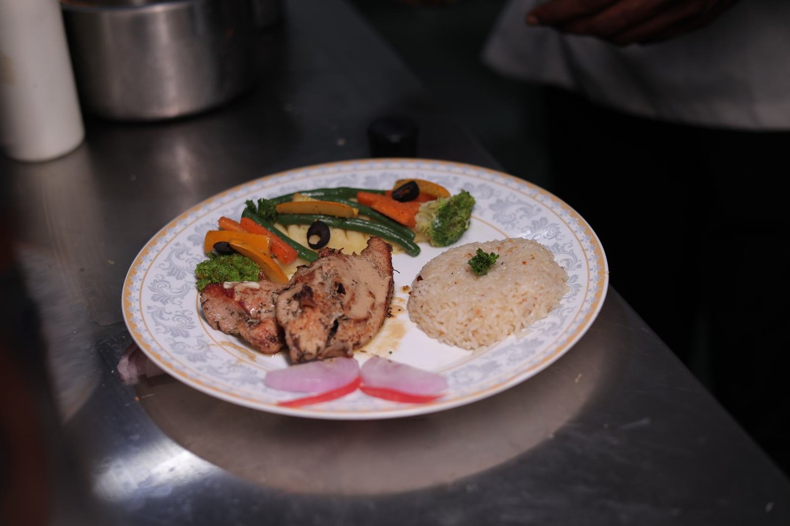 Grilled chicken with vegetables and rice