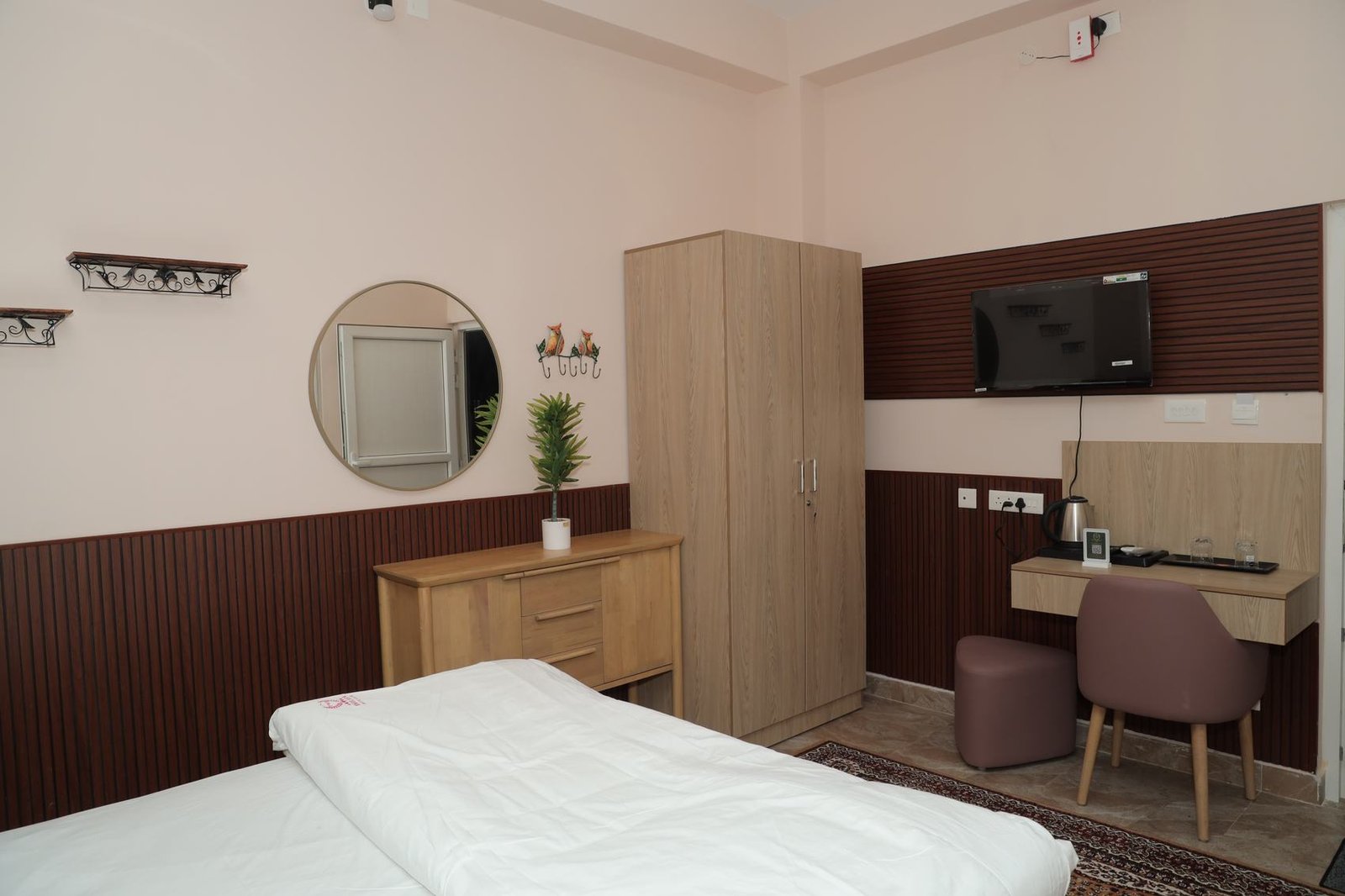 Deluxe room with desk and wardrobe